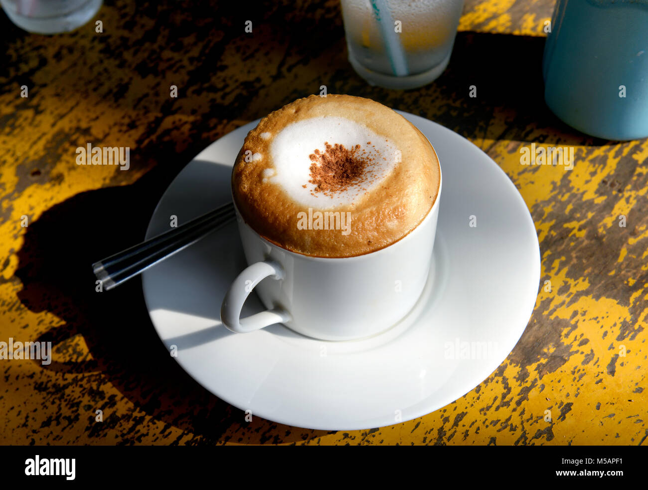 Heißen Cappuccino am Morgen Zeit Foto im echten Sonnenaufgang morgen Beleuchtung warm und wenig Licht und Schatten. Stockfoto