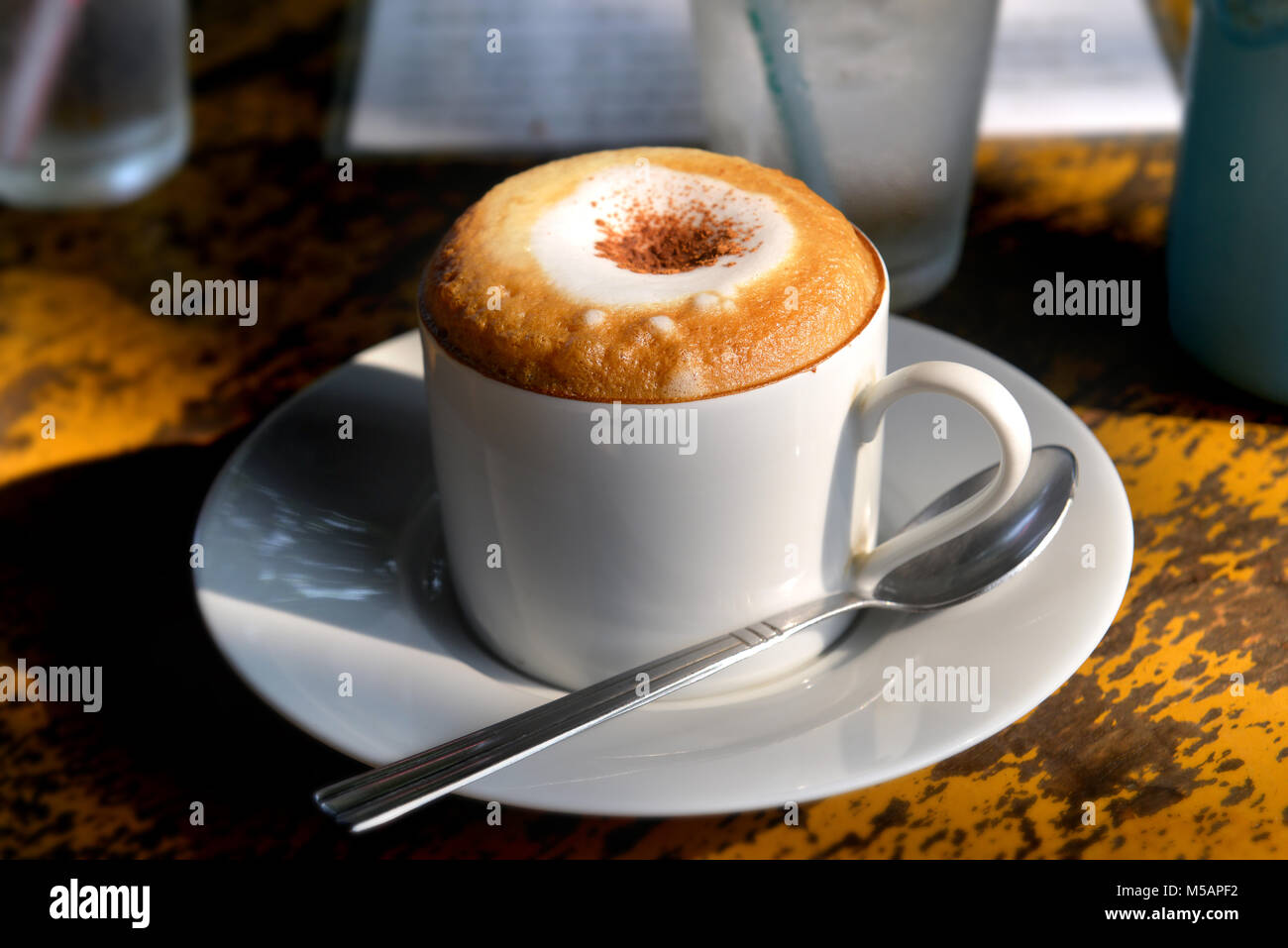 Heißen Cappuccino am Morgen Zeit Foto im echten Sonnenaufgang morgen Beleuchtung warm und wenig Licht und Schatten. Stockfoto