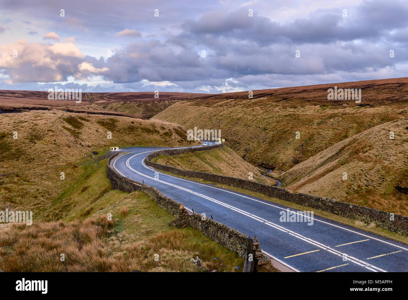 Bild der kurvenreichen Straße durch eine schöne zerklüftete Landschaft führenden, North West England. Stockfoto