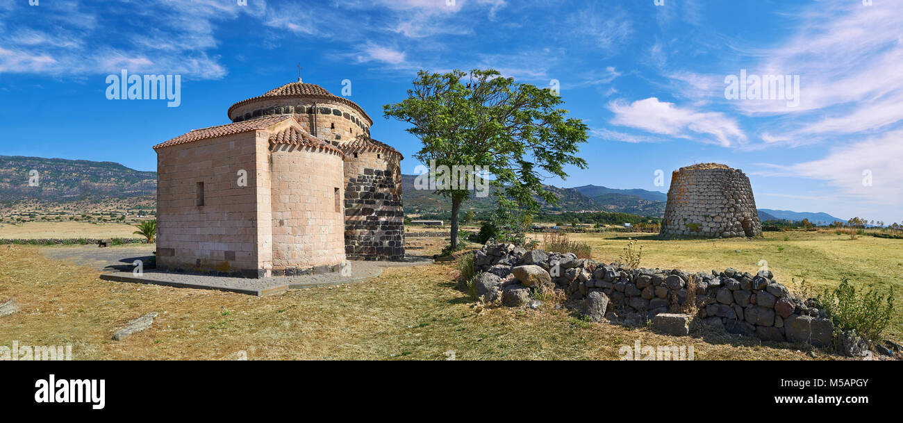 Bild und Bild des Byzantinischen romanische Kirche Santa Sabina und die prähistorischen Nuragischen Ruinen Nuraghe Santa Sabina, archäologische Stätte, M Stockfoto