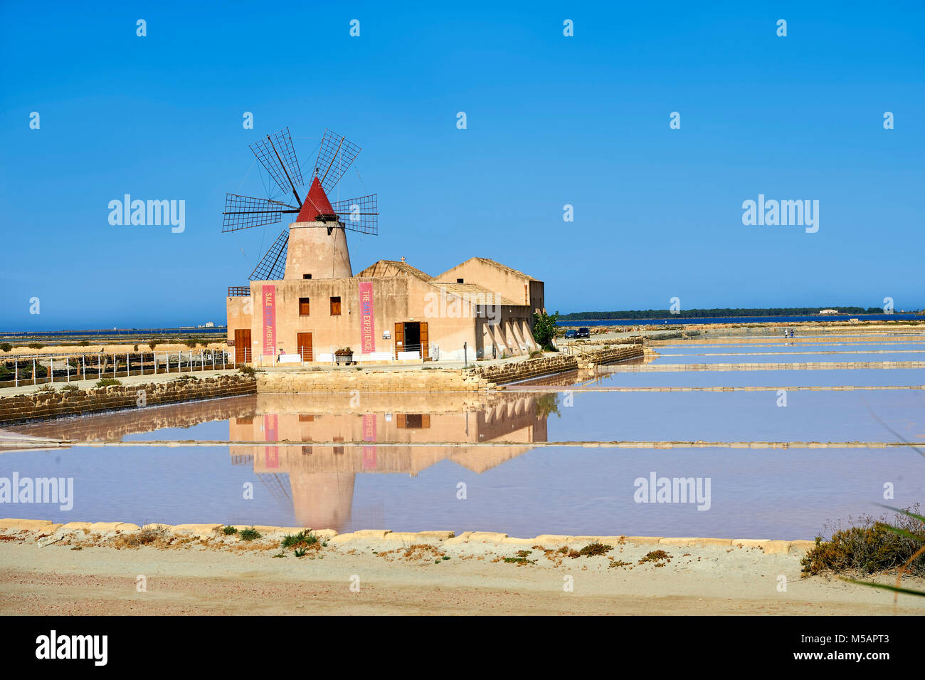 Bilder & Bilder der Mulino d'Infersa (Mühle von Infersa) Wind Mill, Ettore Saline, Salzhaltigen della Laguna, Masala, Sizilien. Stockfoto