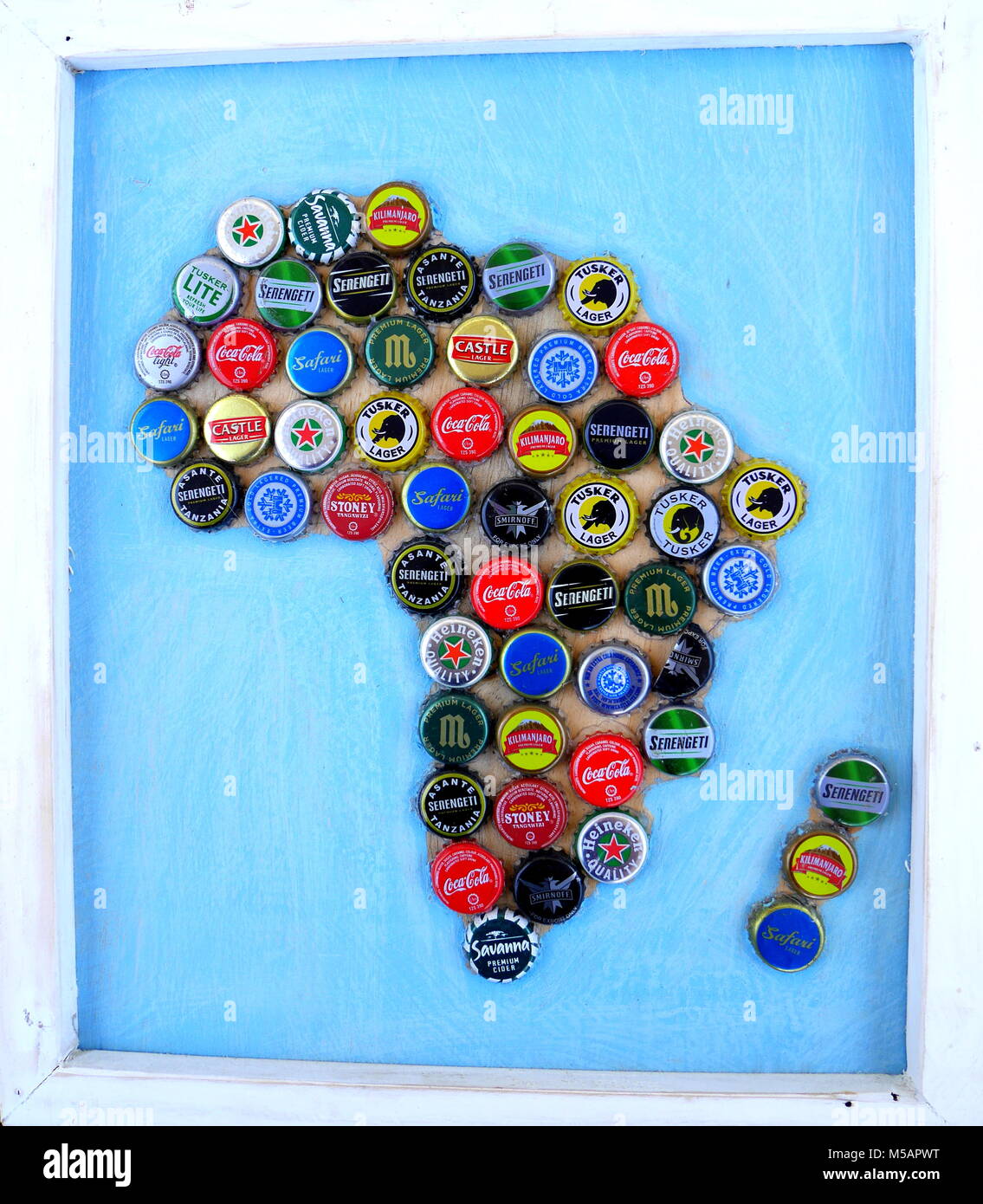 Bunte Karte von Afrika aus flaschenverschlüsse, der mit einem weißen Rahmen, in Tansania gemacht hat Stockfoto