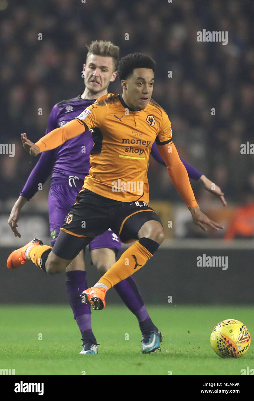 Wolverhampton Wanderers' Helder Costa überspringt Vergangenheit eine Herausforderung von Norwich City Dennis Srbeny und Norwich City Jamal Lewis (links) Während der Sky Bet Meisterschaft Gleiches an Molineux, Wolverhampton. PRESS ASSOCIATION Foto. Bild Datum: Mittwoch, 21. Februar 2018. Siehe PA-Geschichte Fussball Wölfe. Photo Credit: Nick Potts/PA-Kabel. Einschränkungen: EDITORIAL NUR VERWENDEN Keine Verwendung mit nicht autorisierten Audio-, Video-, Daten-, Spielpläne, Verein/liga Logos oder "live" Dienstleistungen. On-line-in-Verwendung auf 75 Bilder beschränkt, kein Video-Emulation. Keine Verwendung in Wetten, Spiele oder einzelne Verein/Liga/player Publikationen Stockfoto