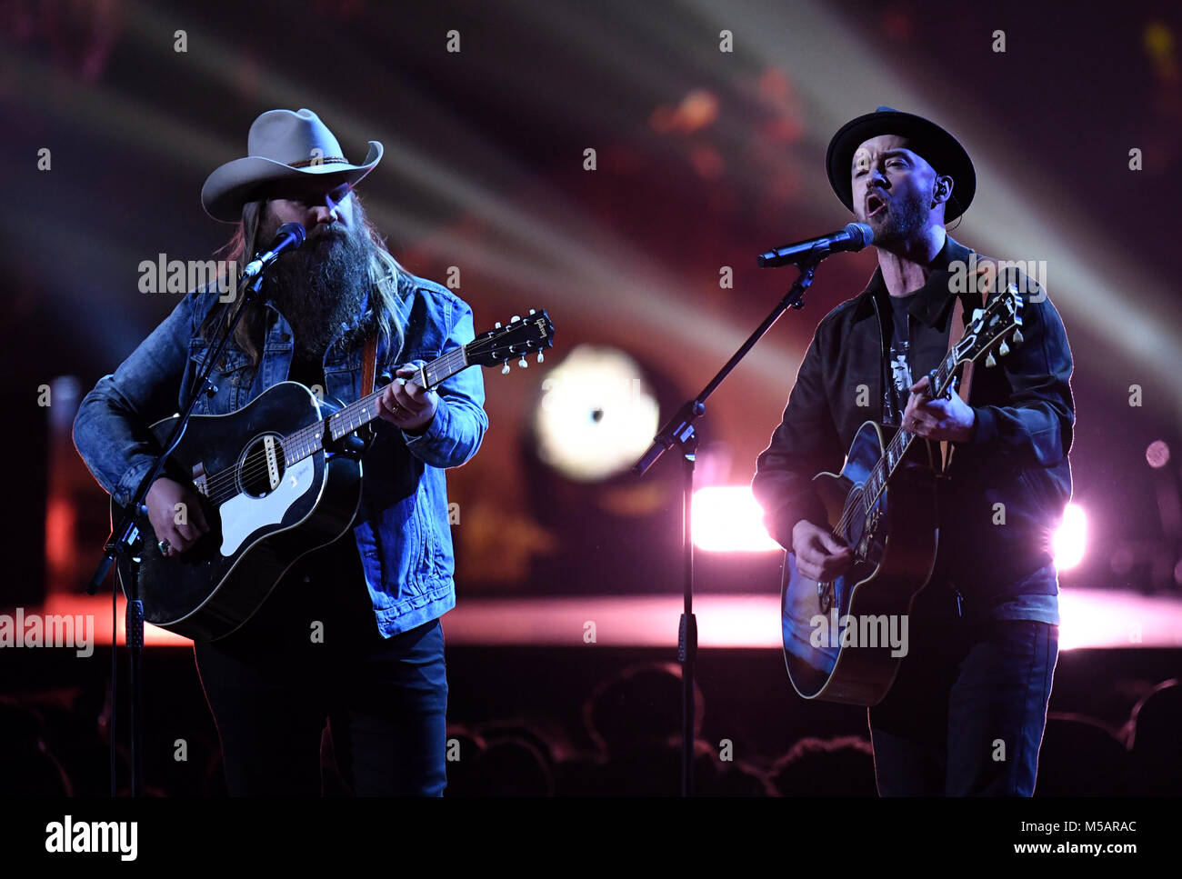 Chris Stapleton (links) und Justin Timberlake durchführen auf der Bühne während der BRIT Awards 2018 zeigen, in der O2 Arena in London statt. Redaktionelle Verwendung. Stockfoto