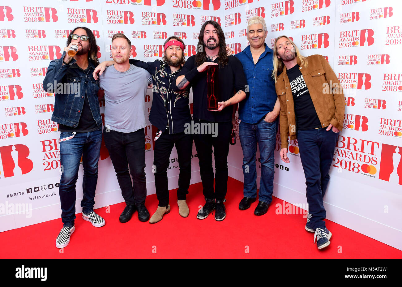 Foo Fighters mit ihren Preis für die beste internationale Gruppe in der Presse bei den Brit Awards in der O2 Arena, London Stockfoto