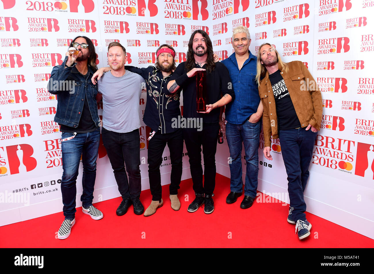 Foo Fighters mit ihren Preis für die beste internationale Gruppe in der Presse bei den Brit Awards in der O2 Arena in London. Stockfoto