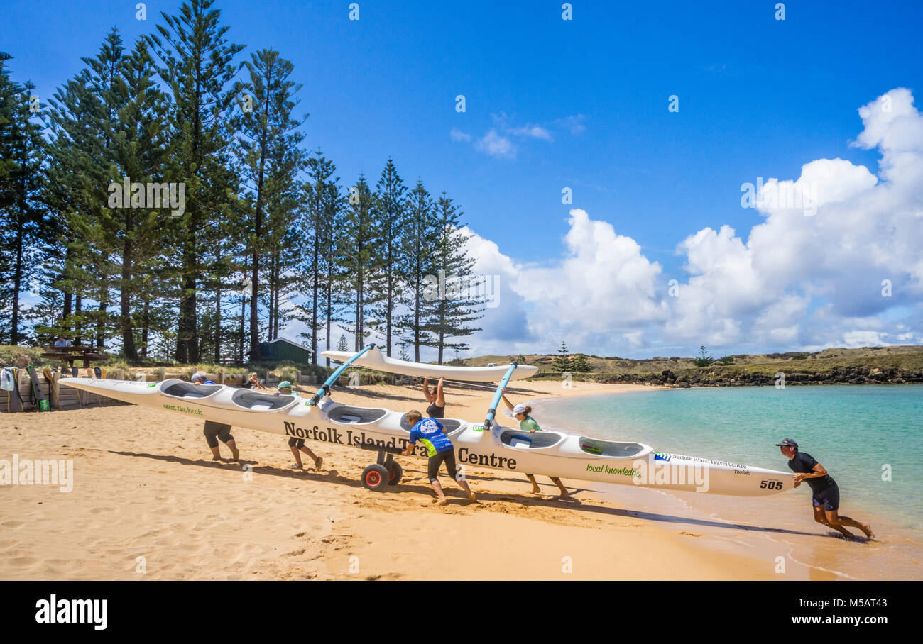 Norfolk Island, Australische externe Territorium, Outrigger Kanu crew Landung am Strand von Emily Bay Stockfoto