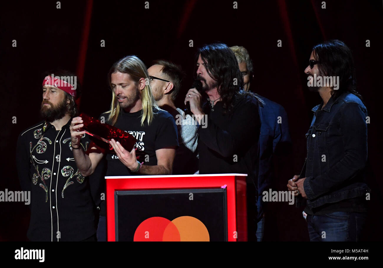 Foo Fighters akzeptieren ihren Preis für die beste internationale Gruppe bei den BRIT Awards 2018 zeigen, in der O2 Arena in London statt. Redaktionelle Verwendung. Stockfoto