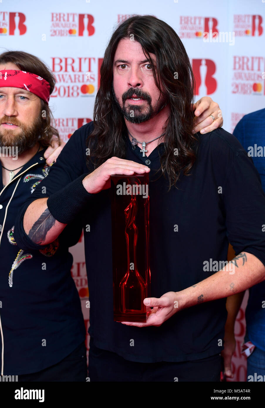 Dave Grohl von den Foo Fighters mit ihren Preis für die beste internationale Gruppe in der Presse bei den Brit Awards in der O2 Arena in London. Stockfoto
