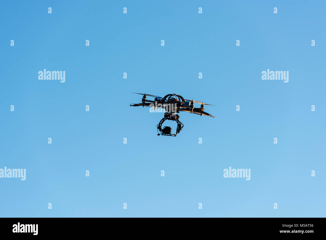 Professionelle Drohne fliegen mit 4K-Kamera Stockfoto