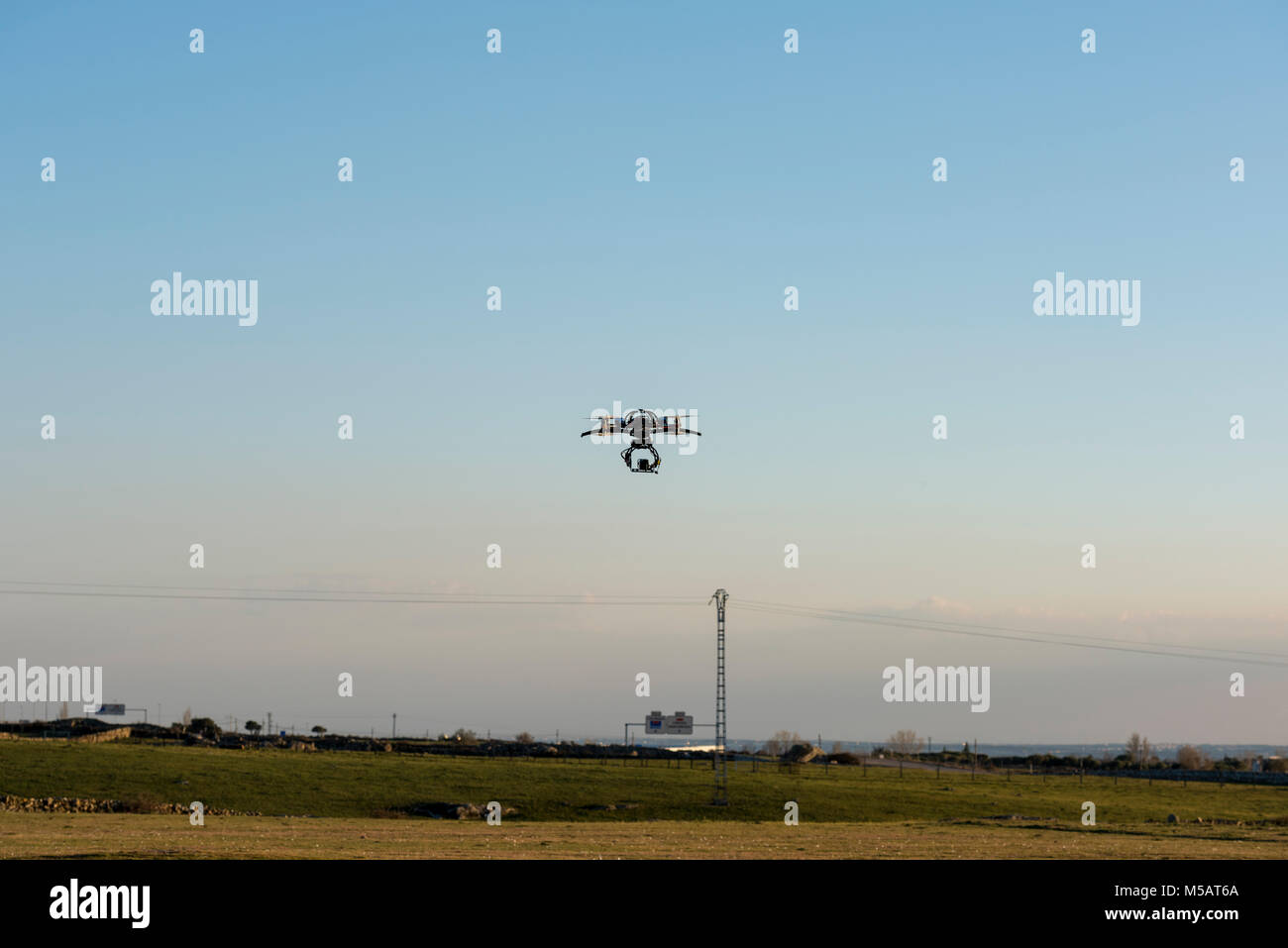 Professionelle Drohne fliegen mit 4K-Kamera Stockfoto