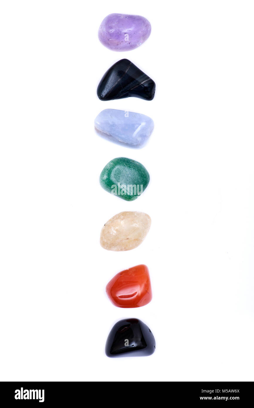 Satz von sieben Heilung chakra Steine für Crystal Healing, auf weißem Hintergrund Stockfoto