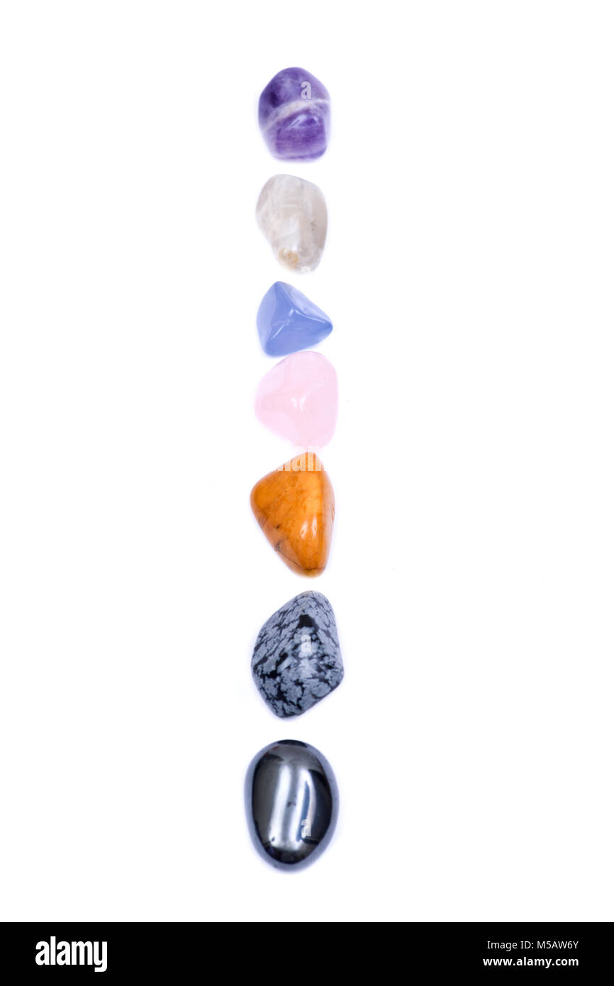 Satz von sieben Heilung chakra Steine für Crystal Healing, auf weißem Hintergrund Stockfoto