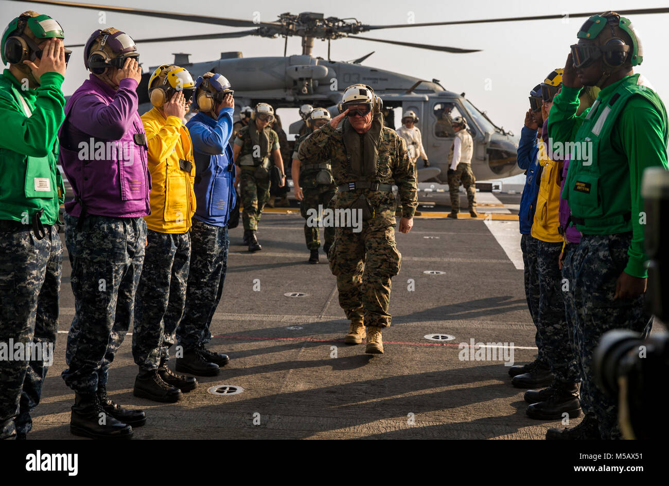 Us Marine Generalleutnant Lawrence Nicholson, Kommandierender General der 3. Marine Expeditionary Force, begrüßt am Amphibisches Schiff USS BONHOMME RICHARD (LHD-6), vor der Küste des Königreichs Thailand, 14.02.2018. Die Führer tourte das Schiff und mit US-Marines und Matrosen unterstützende Übung Cobra Gold 2018 erfüllt. Cobra Gold 18, ein US-Thai-led-übung, fährt durch Feb.23 mit sieben volle teilnehmenden Nationen. (U.S. Marine Corps Stockfoto