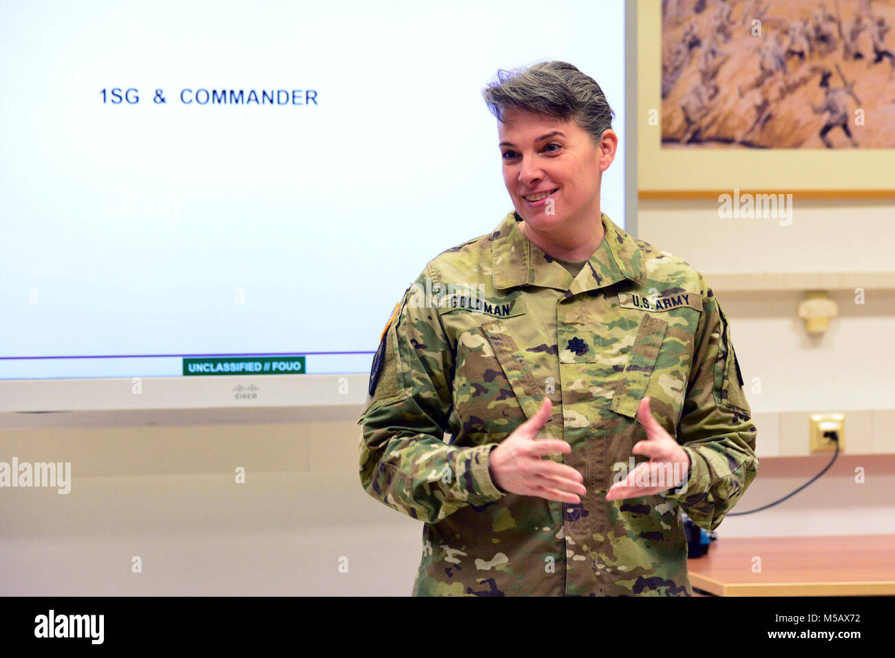 Us-Armee Oberstleutnant Sarah B. Goldman, Commander USARMY MEDCOM Öffentliche Gesundheit Aktivität Italien, Soldaten Grüße während der Ausbildung PHA - Italien Animal Care Spezialisten von Caserma Pluto, Longare, Vicenza, 12. Feb 2018. (U.S. Armee Stockfoto