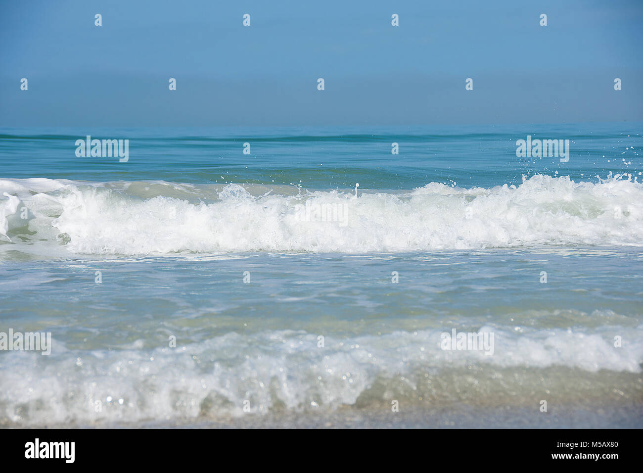 Schaumigen weißen Wellen im Golf von Mexiko Küste Stockfoto