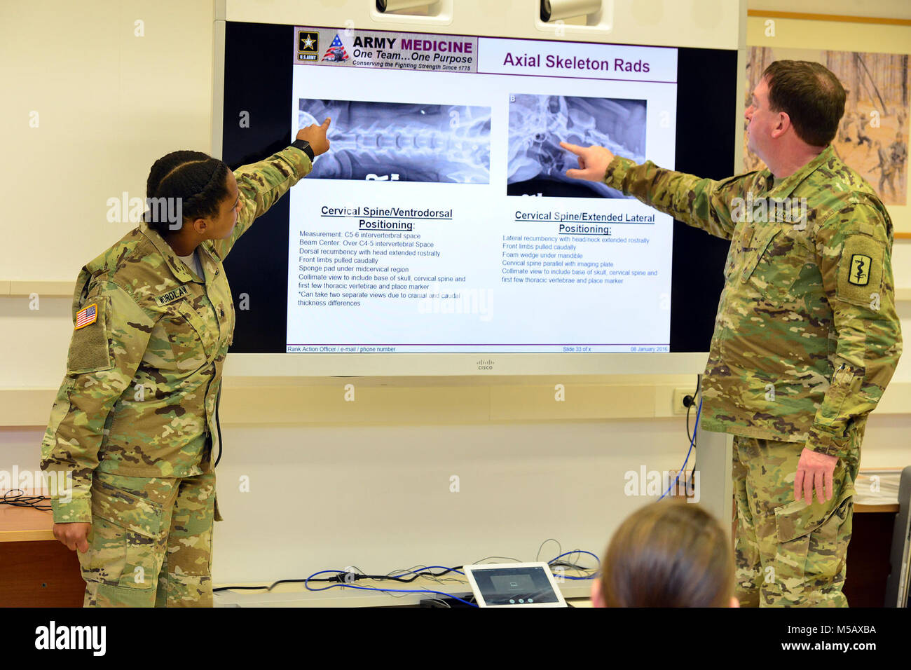 Us-Armee Maj. Christopher C. Corrie, Zugewiesen 64th Loslösung Clinical Specialist tierärztlichen Notfall- und Intensivmedizin aus Baumholder Deutschland (rechts) und Sgt. Wordlaw Kabryna E., Tierpflege NCO von Air Force Base Feltwell in England (Laeft), während eine Klasse für die diagnostische Bildgebung, während der Ausbildung im Bereich der öffentlichen Gesundheit Aktivität Italien Animal Care Spezialisten von Caserma Pluto, Longare, Vicenza, 12. Feb 2018. (U.S. Armee Stockfoto