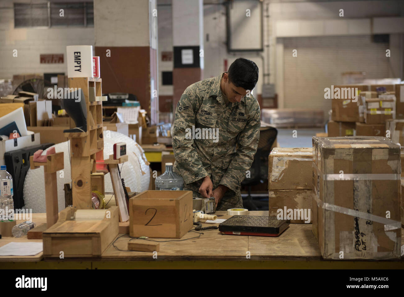 Us Air Force Airman 1st Class Casey Nydoske, 18 Logistik Bereitschaft Squadron Traffic Management Office ausgehende Spezialist, bereitet Cargo für den Versand, 14.02.2018, bei Kadena Air Base, Japan. Die Mehrzahl der Gegenstände durch TMO ausgeliefert werden für Reparaturen. (U.S. Kraft Stockfoto