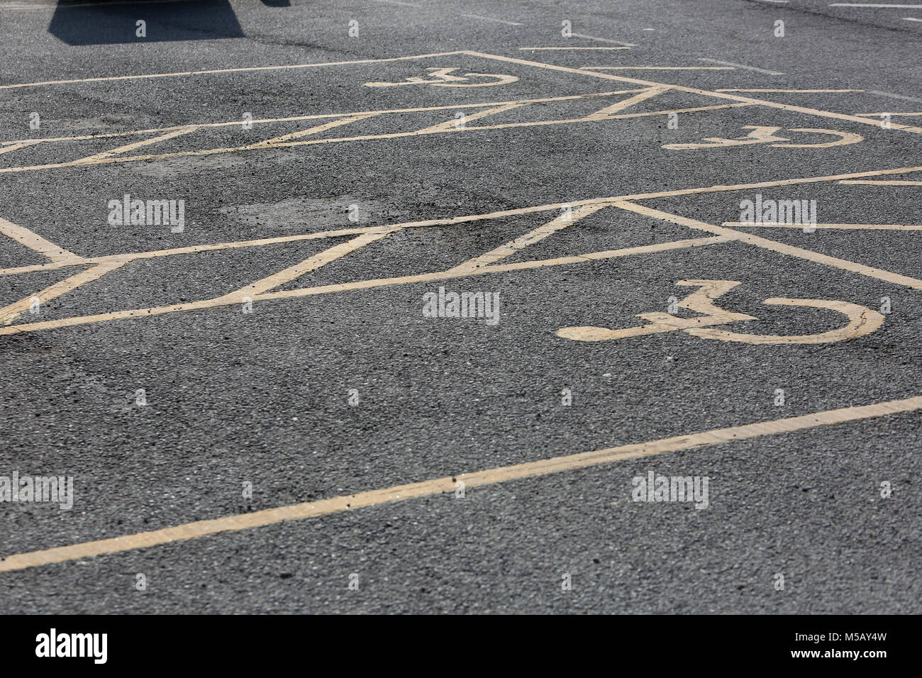 Close-up von behinderten Parkplätze im Bosham, West Sussex, UK. Stockfoto