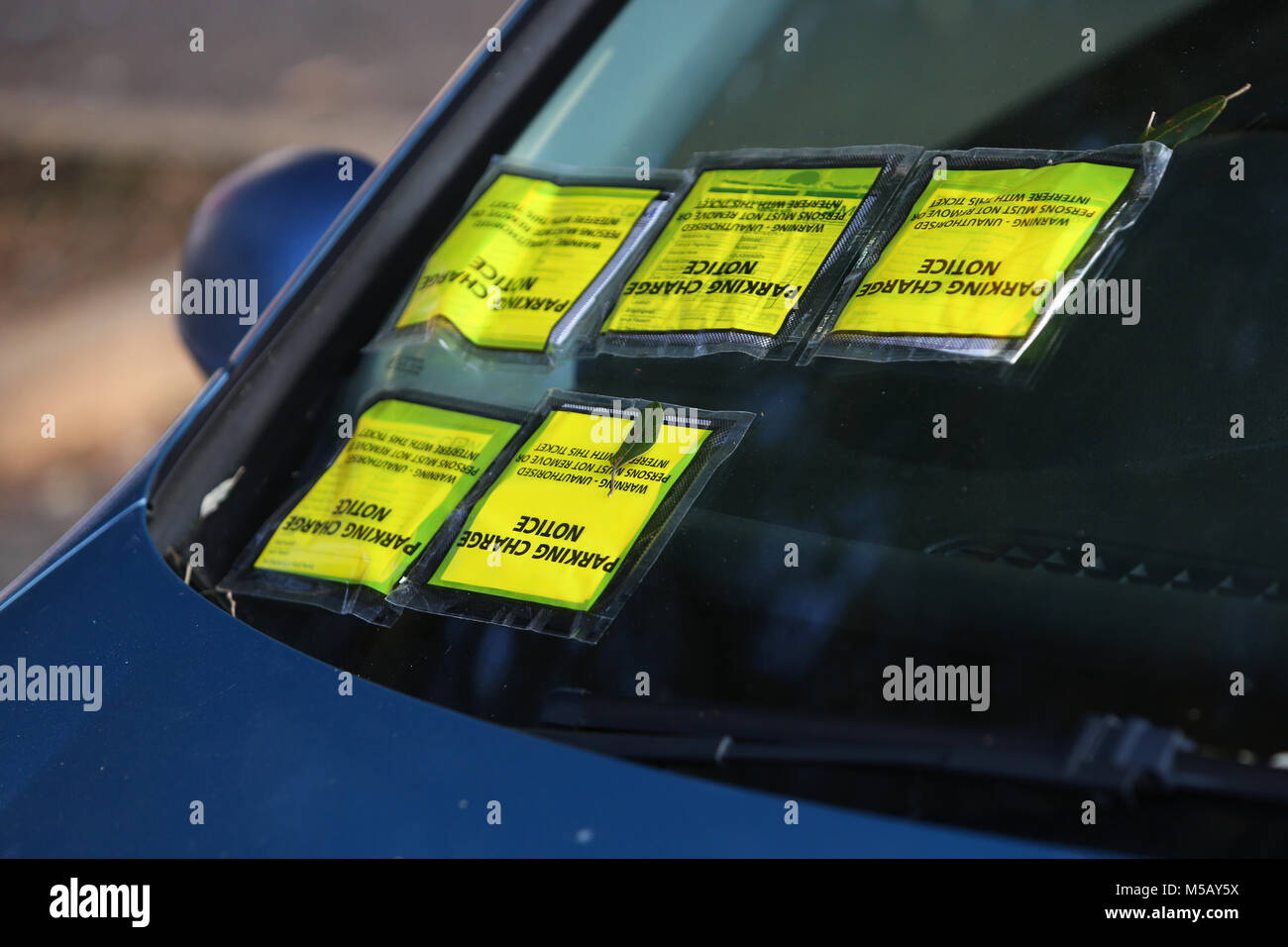 Parktickets auf ein Auto in Chichester, West Sussex, UK. Stockfoto