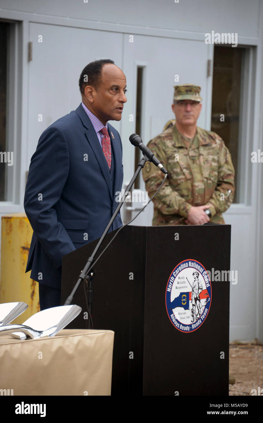Larry Hall, Sekretär für die North Carolina Abteilung Militär & Veterans Affairs spricht während der Spatenstich für die North Carolina National Guard Museum und das Learning Center of Excellence an der gemeinsamen Kraft Hauptsitz in Raleigh, North Carolina, 13. Februar 2018. Lokalen, staatlichen und North Carolina National Guard Führer sind anwesend für einen spatenstich an der gemeinsamen Kraft von North Carolina National Guard Hauptsitz der Beginn des Baus für die North Carolina National Guard Museum und das Learning Center of Excellence zu feiern. (U.S. Armee Stockfoto