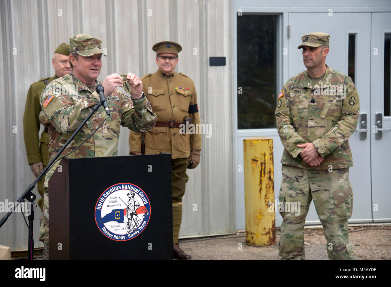U.S. Army Chief Warrant Officer James Hering der Senior Chief Warrant Officer North Carolina National Guard präsentiert seinen 1 Special Forces Command (Airborne) combat Patch während des North Carolina Museum und National Guard Learning Center of Excellence spatenstich an der gemeinsamen Kraft Hauptsitz in Raleigh, North Carolina, 13. Februar 2018. Lokalen, staatlichen und North Carolina National Guard Führer sind anwesend für einen spatenstich an der gemeinsamen Kraft von North Carolina National Guard Hauptsitz der Beginn des Baus für die North Carolina National Guard Me zu feiern. Stockfoto