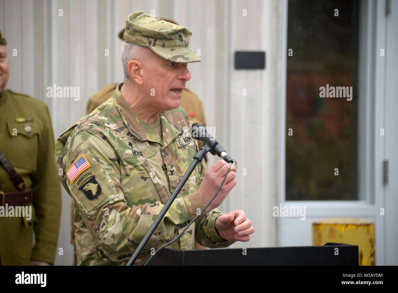 Us-Armee Oberst Ben Hodge, North Carolina National Guard Senior Befehl Kaplan eine staatliche Münze während der Spatenstich für die North Carolina National Guard Museum und das Learning Center of Excellence an der gemeinsamen Kraft Hauptsitz in Raleigh, North Carolina, 13. Februar 2018 präsentieren. Lokalen, staatlichen und North Carolina National Guard Führer sind anwesend für einen spatenstich an der gemeinsamen Kraft von North Carolina National Guard Hauptsitz der Beginn des Baus für die North Carolina National Guard Museum und das Learning Center of Excellence zu feiern. (U.S. Armee Stockfoto