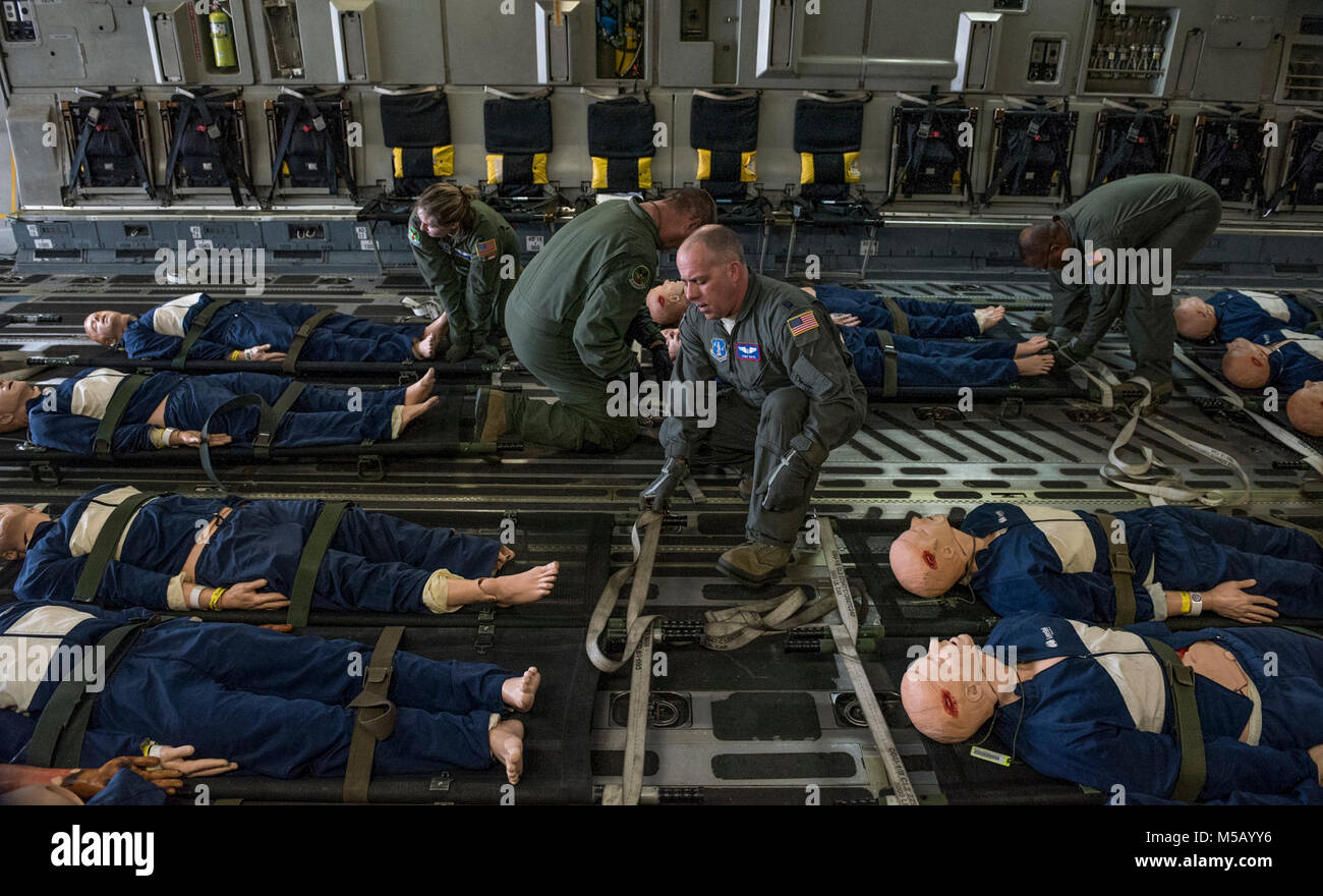 Aeromedical evacuation Mannschaften von der 183 d und 156 aeromedical Staging staffeln Patienten schützen Würfe vor einer In-flight aeromedical Evacuation (AE) Training auf einem C-17 Globemaster während der PATRIOT South 2018, Gulfport, Fräulein, 14.02.2018. Die AE-Mission ist zeitkritisch, Mission Critical en route Betreuung der Patienten zu und zwischen medizinischen Behandlung, hauptsächlich während der bereitgestellt oder unglücks Situationen. (U.S. Air National Guard Stockfoto