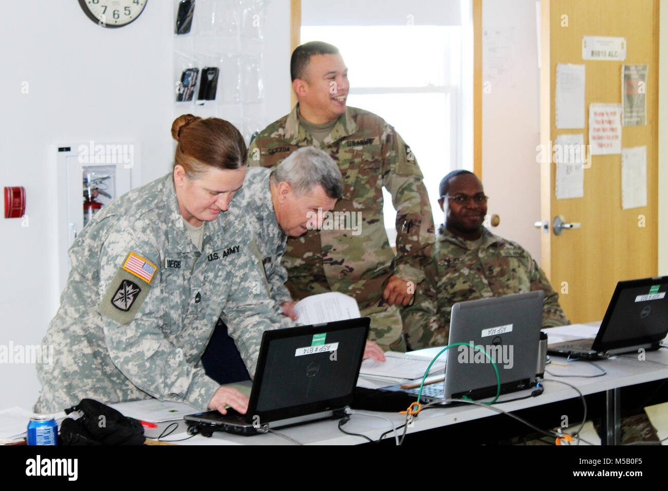 Die Teilnehmer führen ein Projekt in der 89 B Advanced Leader Kurs, ein Kurs unterrichtet durch die 13 Bataillon, 100 Regiment, Jan. 16, 2018, am Fort McCoy, Wis., der 13., 100. Ist ein ordnance Battalion, die für die Soldaten in der Ordnance Wartung militärischen berufliche Specialty Serie Schulung und Ausbildung unterstützen. Die Einheit, die im Rahmen der 3 Feuerwehr ausgerichtet, 94th Division des 80 Ausbildung Befehl, hat am Fort McCoy seit etwa 1995. (U.S. Armee Stockfoto