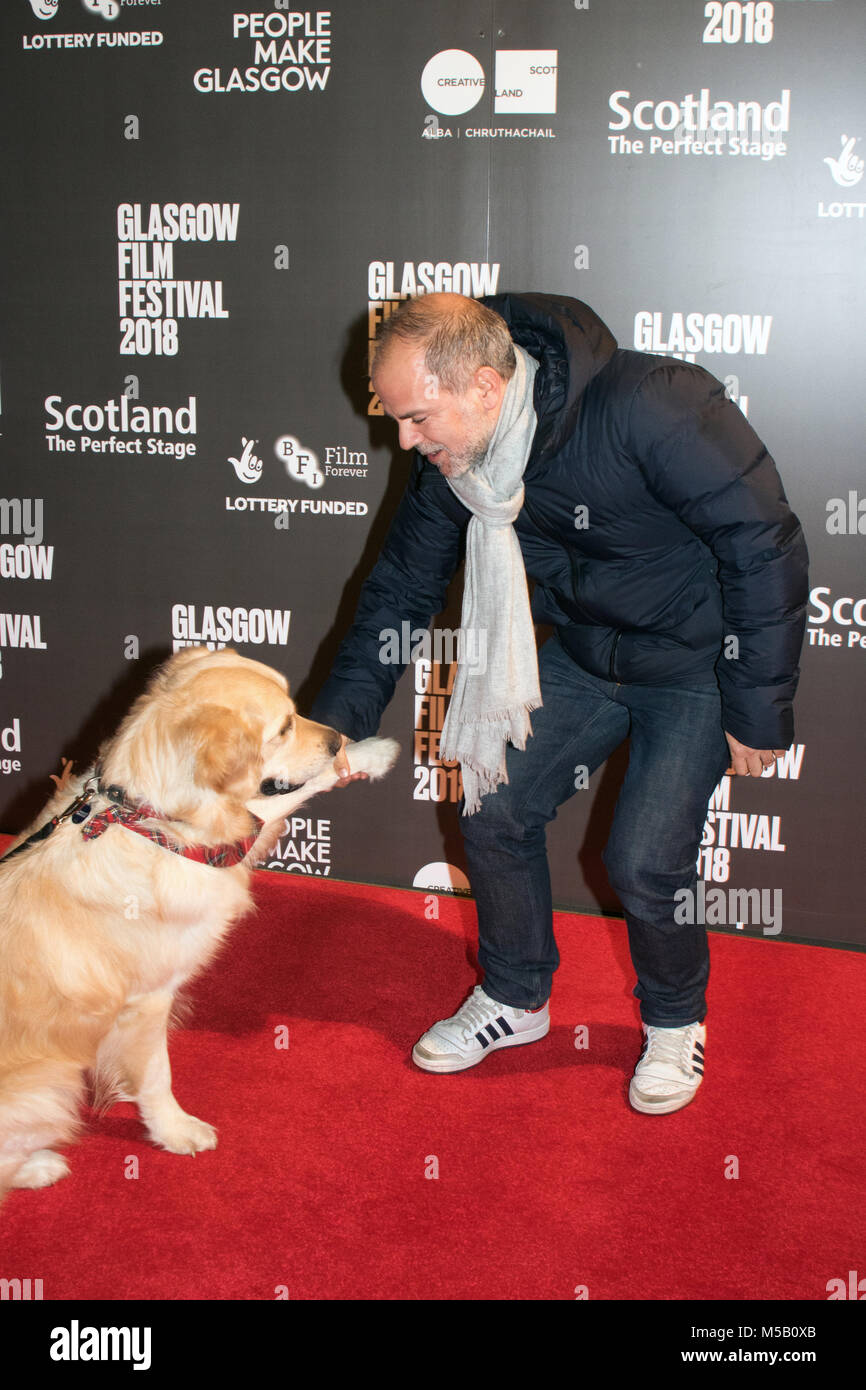 Glasgow, Schottland, Großbritannien. 21. Februar, 2018. Jeremy Dawson (Produzent) und VisitScotland's 'Ambassadog", George, auf dem roten Teppich ein Foto für die UK Film Premiere der Insel der Hunde, an der Glasgow Film Theatre (GFT), Schottland. Dieses Screening ist Teil der Gala Strand an der Glasgow Film Festival 2018 (GFF), die zwischen dem 21. Februar und 4. März 2018 läuft. Iain McGuinness/Alamy leben Nachrichten Stockfoto