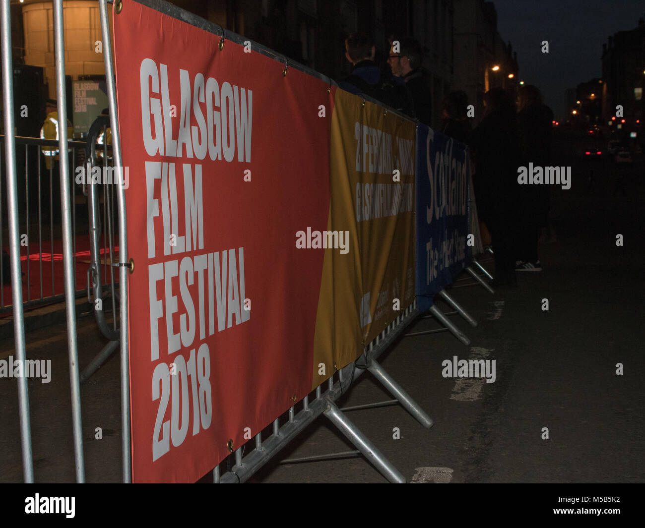 Glasgow, Schottland, Großbritannien. 21. Februar, 2018. Glasgow Film Festival 2018 (GFF) hat an der Glasgow Film Theatre (GFT), an diesem Abend geöffnet, mit einem Screening von Isle of Dogs. Dies war der UK premiere des Animationsfilms, die von Jeremy Dawson hergestellt wurde. Jeremy besucht neben VisitScotland's 'Ambassadog", George. Das Publikum inklusive Lord Provost Eva Bolander und Schauspieler, Jonathan Watson. GFF läuft noch bis zum 4. März, 2018. Iain McGuinness/Alamy leben Nachrichten Stockfoto