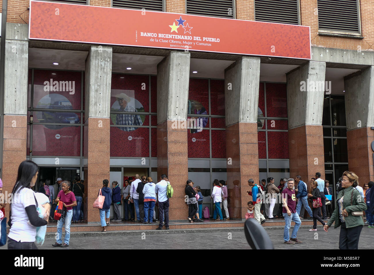 Caracas, Venezuela. 21 Feb, 2018. Menschen in line Geld vom Geldautomaten abheben. Der Mangel an Bargeld der Wirtschaft in der Straße gelähmt hat, die Geldautomaten verzichten nur 8.000 Bs (entspricht 0,34 $ Schwarzmarkt) täglich. Sie können keine Prüfungen an der Abendkasse sammeln über 20.000 Bs. Credit: Roman Camacho/SOPA/ZUMA Draht/Alamy leben Nachrichten Stockfoto