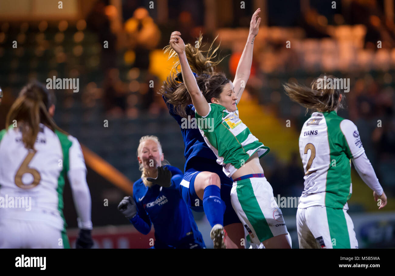 Yeovil, Somerset, UK. 21. Februar 2018, Huish Park, Yeovil, England: Nicola Cousins von Yeovil Herausforderungen für die Kugel während der WSL Übereinstimmung zwischen Yeovil Town Damen FC und FC Chelsea Damen, am Huish Park Stadium - Heimat von Yeovil F.C. © David Rebhuhn/Alamy leben Nachrichten Stockfoto