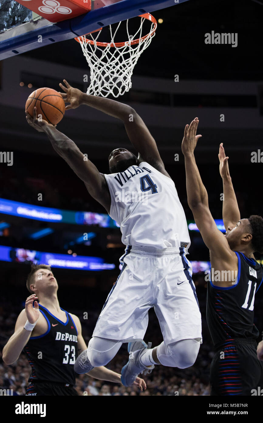 Philadelphia, Pennsylvania, USA. 21 Feb, 2018. Villanova Wildcats freuen Eric Paschall (4) Geht für die Aufnahme, wie er spaltet zwischen DePaul blauen Dämonen vorwärts Joe Hanel (33) und die Schutzvorrichtung Eli Kain (11) während der NCAA Basketball Spiel zwischen der DePaul blauen Dämonen und die Villanova Wildkatzen bei der Wells Fargo Center in Philadelphia, Pennsylvania. Christopher Szagola/CSM/Alamy leben Nachrichten Stockfoto