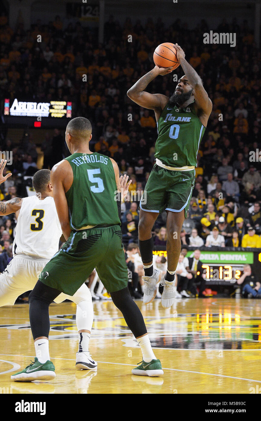 Wichita, Kansas, USA. 21 Feb, 2018. Tulane Green Wave Guard Jordan Cornish (0) schießt eine Drei in der zweiten Hälfte während der NCAA Basketball Spiel zwischen der Tulane grüne Welle und die Wichita State Shockers an Charles Koch Arena in Wichita, Kansas. Kendall Shaw/CSM/Alamy leben Nachrichten Stockfoto