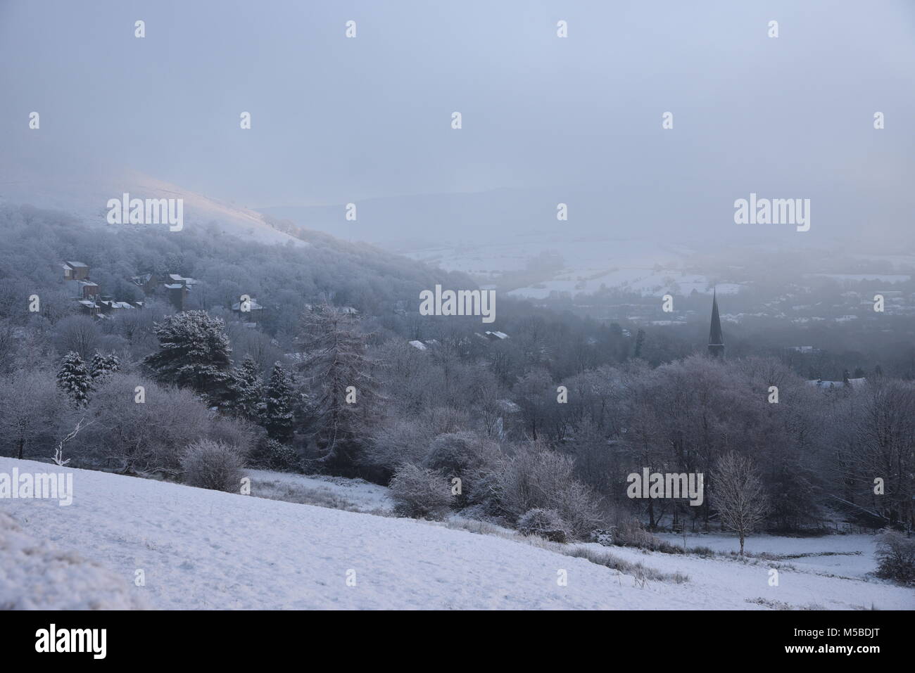 Dorf von Schnee und Nebel im ländlichen Gebiet von Großbritannien Stockfoto