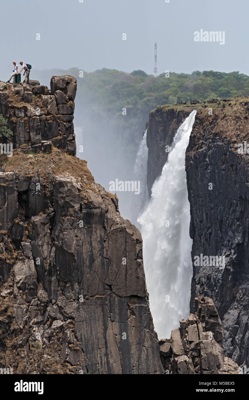 Touristen an der Victoria Falls, Simbabwe, Sambia, Afrika Stockfoto