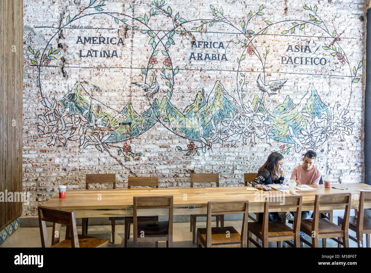 Buenos Aires Argentinien, Galerien Pacifico, Einkaufszentrum, innen, Starbucks Kaffee, Café, Kaffeehaus, Wandgemälde, freiliegender Ziegelstein, Tisch, Mann Männer männlich, w Stockfoto