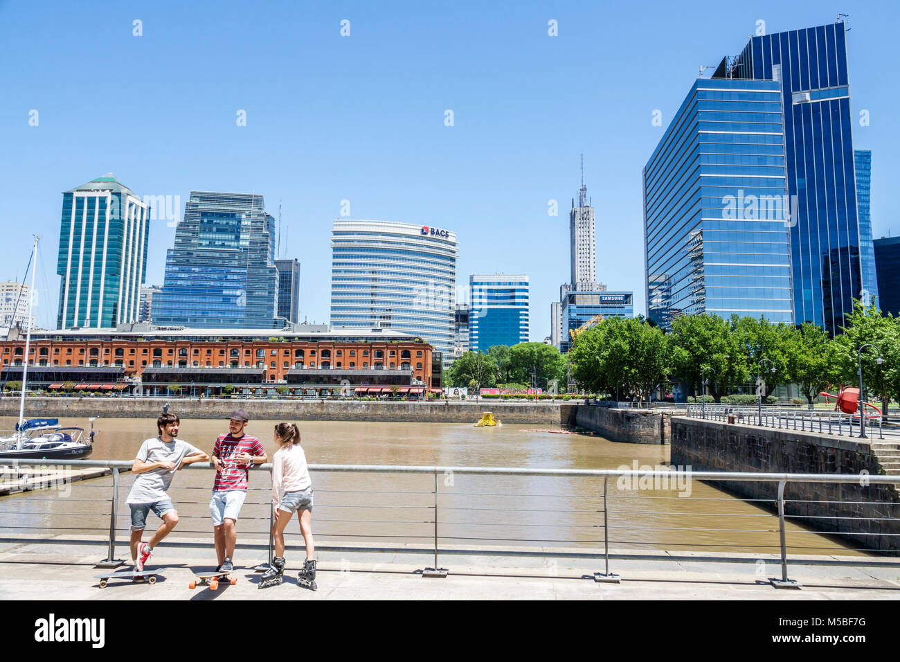 Buenos Aires Argentinien, Puerto Madero, Rio Dique, Wasser, Flussufer, Skyline der Stadt, Stadtbild, Gebäude, ethnische Minderheit in lateinamerikanischem Latino, Erwachsene Erwachsene Stockfoto