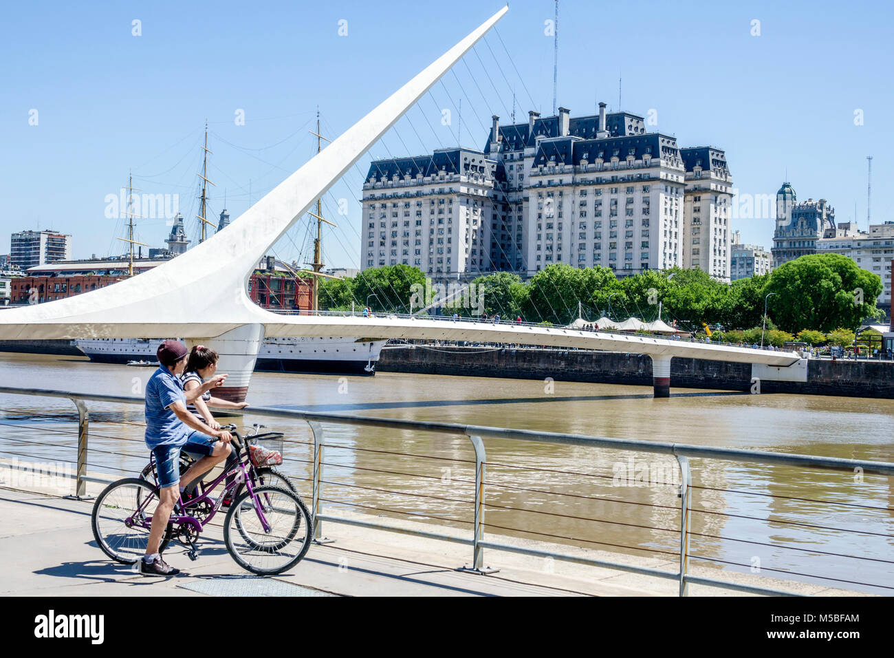 Buenos Aires Argentinien, Puerto Madero, Rio Dique, Wasser, Flussufer, Skyline der Stadt, Puente De La Mujer, Fußgängerhängebrücke entworfen Architekt Stockfoto