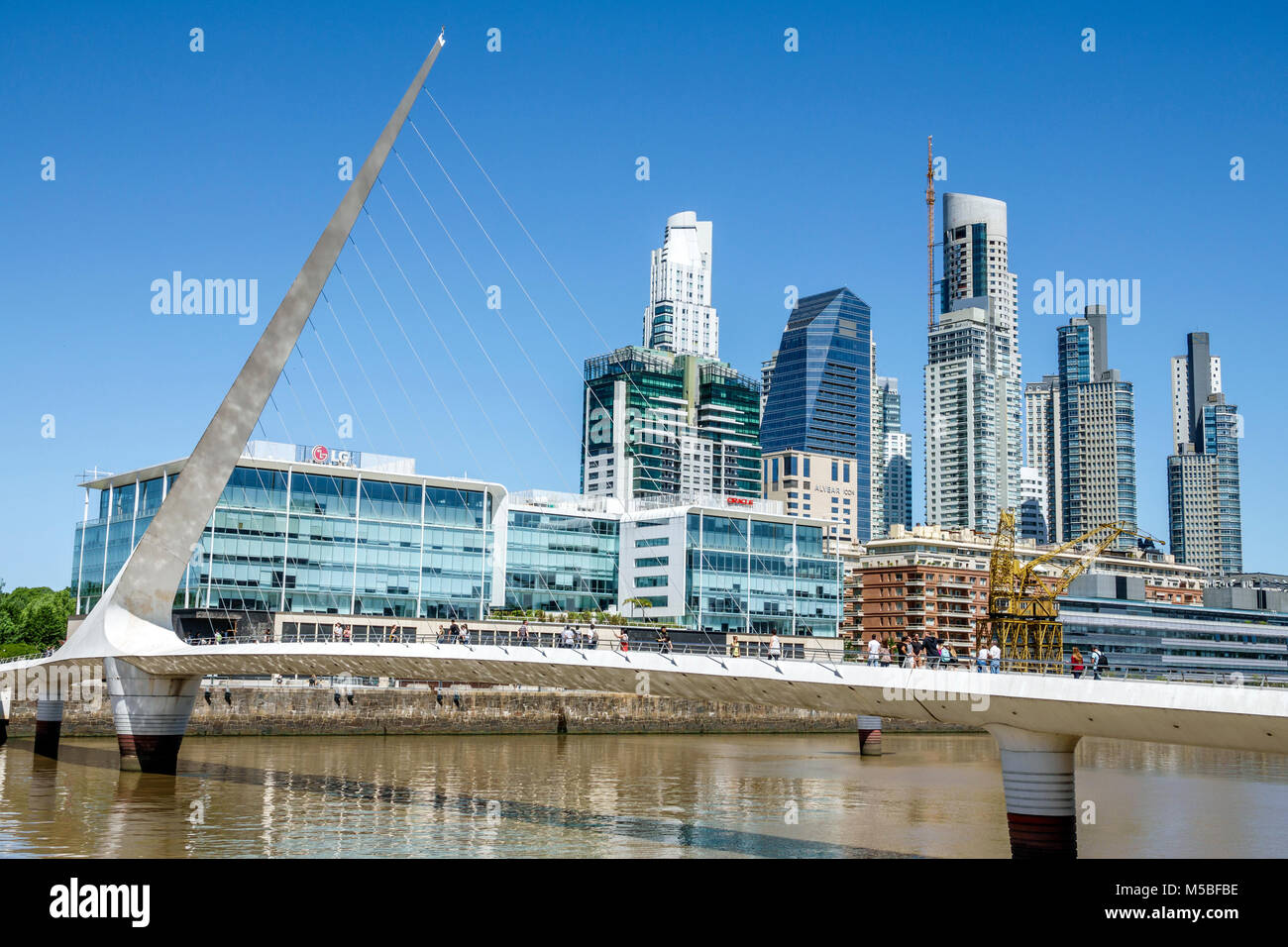 Buenos Aires Argentinien, Puerto Madero, Rio Dique, Wasser, Flussufer, Skyline der Stadt, Puente De La Mujer, Fußgängerhängebrücke entworfen Architekt Stockfoto