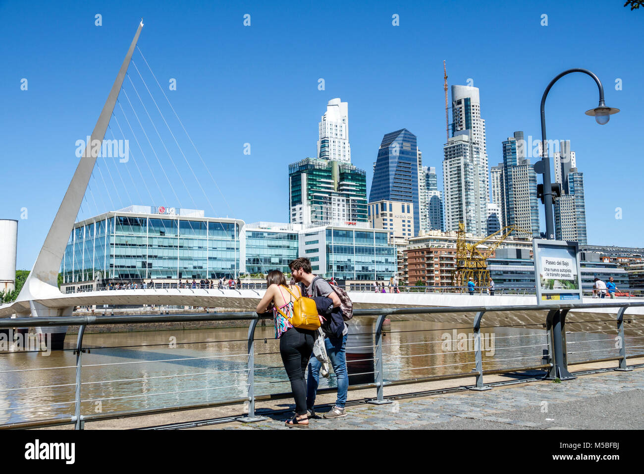 Buenos Aires Argentinien, Puerto Madero, Rio Dique, Wasser, Skyline der Stadt am Fluss, Promenade Puente de La Mujer, Fußgängerbrücke entworfen Stockfoto