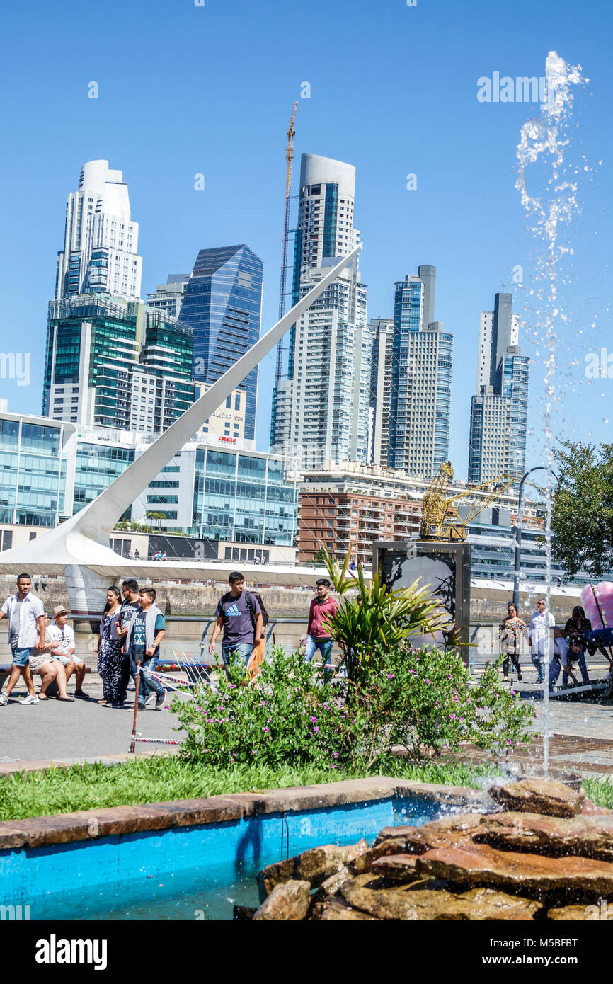 Buenos Aires Argentinien, Puerto Madero, Rio Dique, Wasser, Flussufer, Skyline der Stadt, Promenade, Puente De La Mujer, Fußgängerhängebrücke entworfen Stockfoto