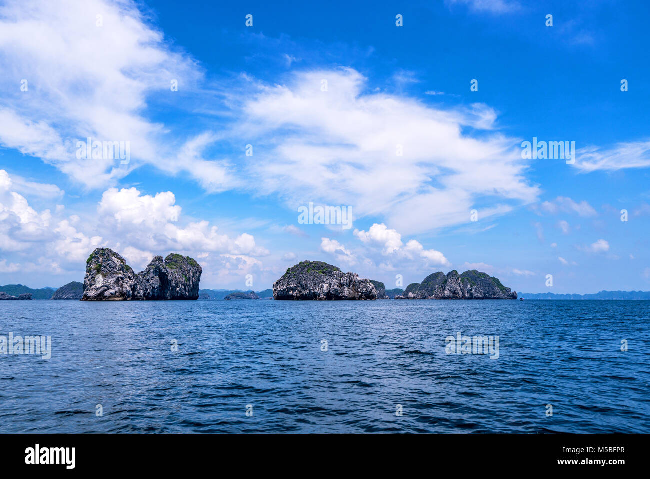 Luftaufnahme von Rock Island in 'Lan Ha Bucht, Vietnam, Südostasien. UNESCO-Weltkulturerbe. Landschaft. Beliebte Sehenswürdigkeiten, berühmten Ziel von Stockfoto