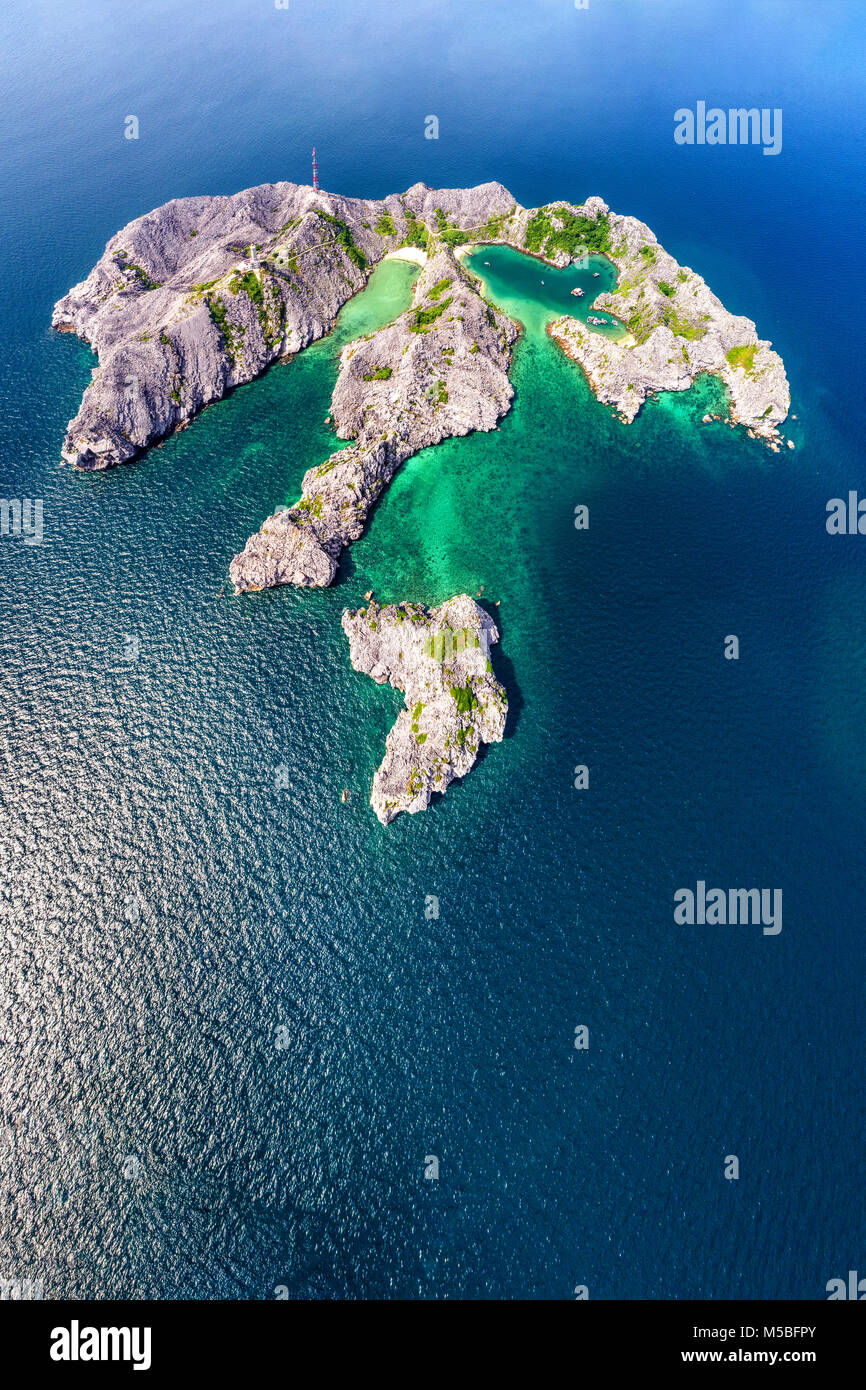 Royalty Free Stock Bild in hoher Qualität Luftaufnahme von Lange Chau Leuchtturm im Lan Ha Bucht, Insel Cat Ba, Hai Phong, Vietnam. In der Nähe von Ha Long Bay Stockfoto