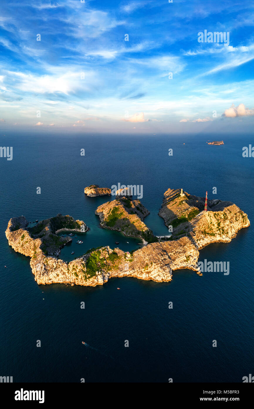 Royalty Free Stock Bild in hoher Qualität Luftaufnahme von Lange Chau Leuchtturm im Lan Ha Bucht, Insel Cat Ba, Hai Phong, Vietnam. In der Nähe von Ha Long Bay Stockfoto