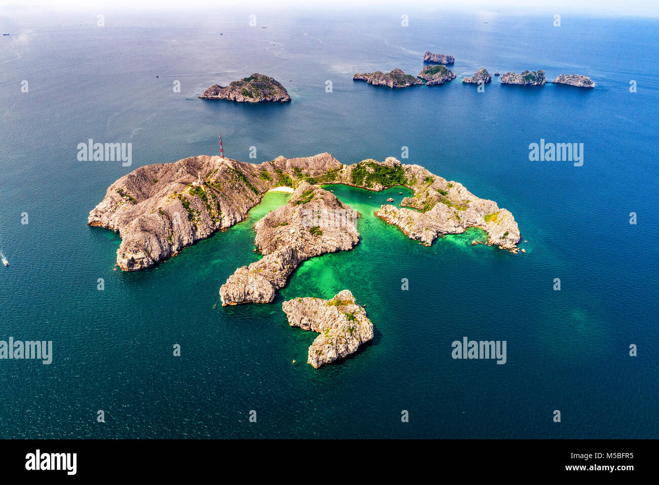 Royalty Free Stock Bild in hoher Qualität Luftaufnahme von Lange Chau Leuchtturm im Lan Ha Bucht, Insel Cat Ba, Hai Phong, Vietnam. In der Nähe von Ha Long Bay Stockfoto
