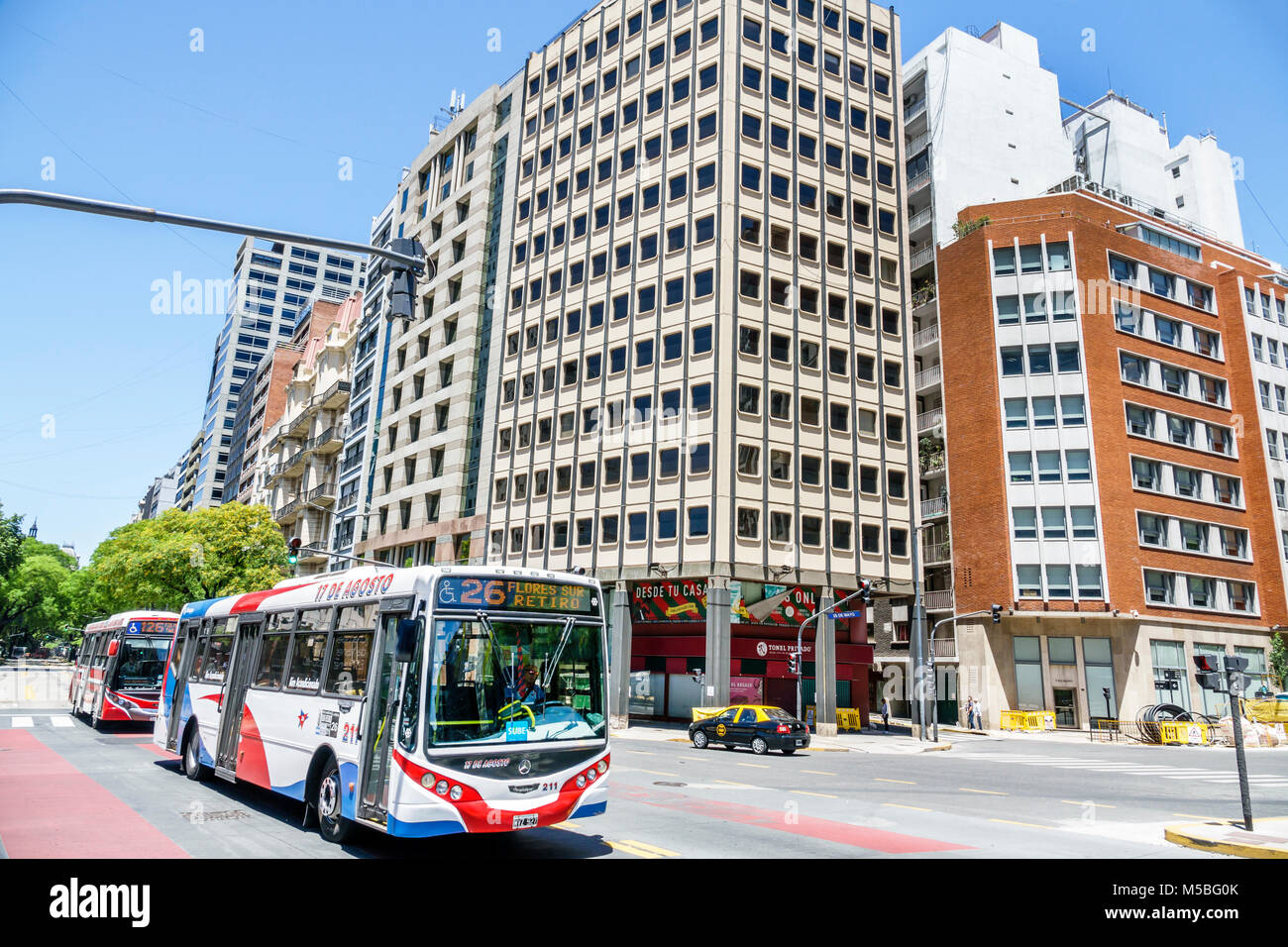 Buenos Aires Argentinien, Avenida Leandro N. Alem, Straße, Verkehr, Bus, Gebäude, Skyline der Stadt, ARG171128022 Stockfoto