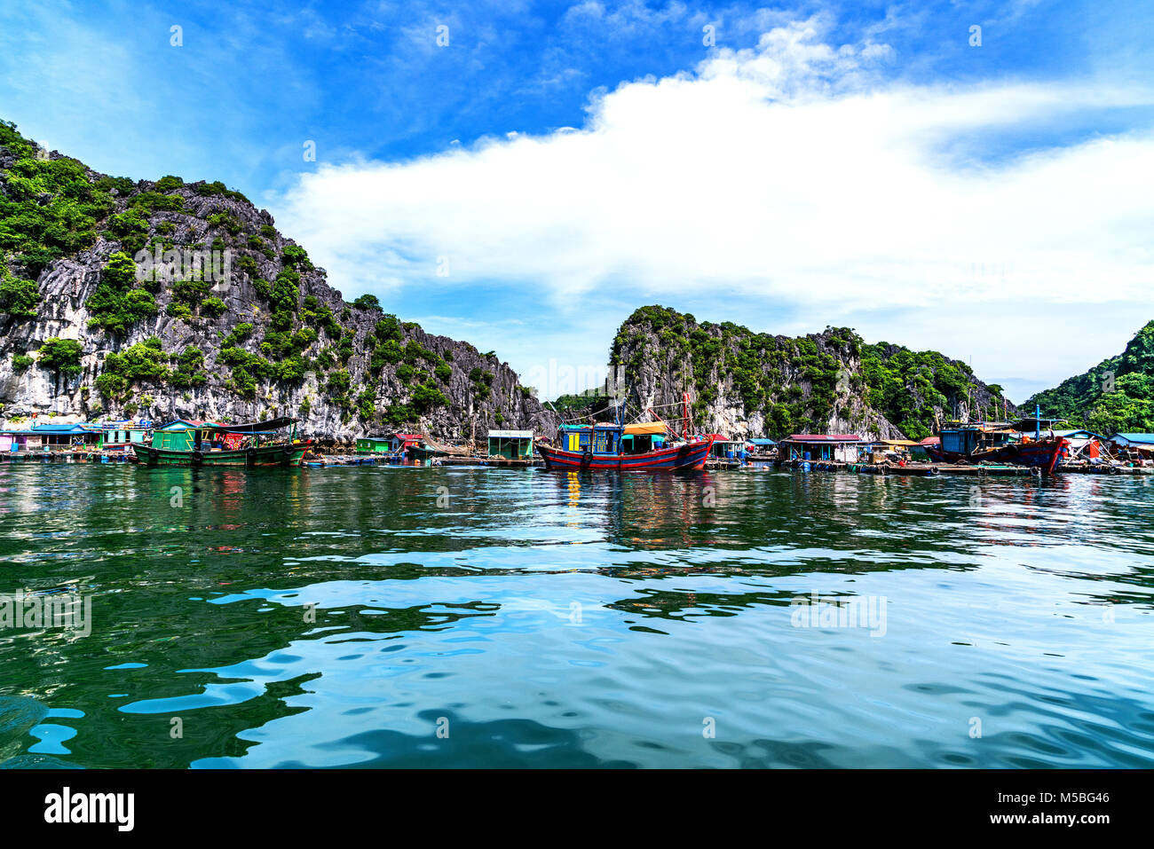 Schwimmende Fischerdorf und Rock Island in 'Lan Ha Bucht, Vietnam, Südostasien. UNESCO-Weltkulturerbe. In der Nähe von 'Ha Long Bucht Stockfoto