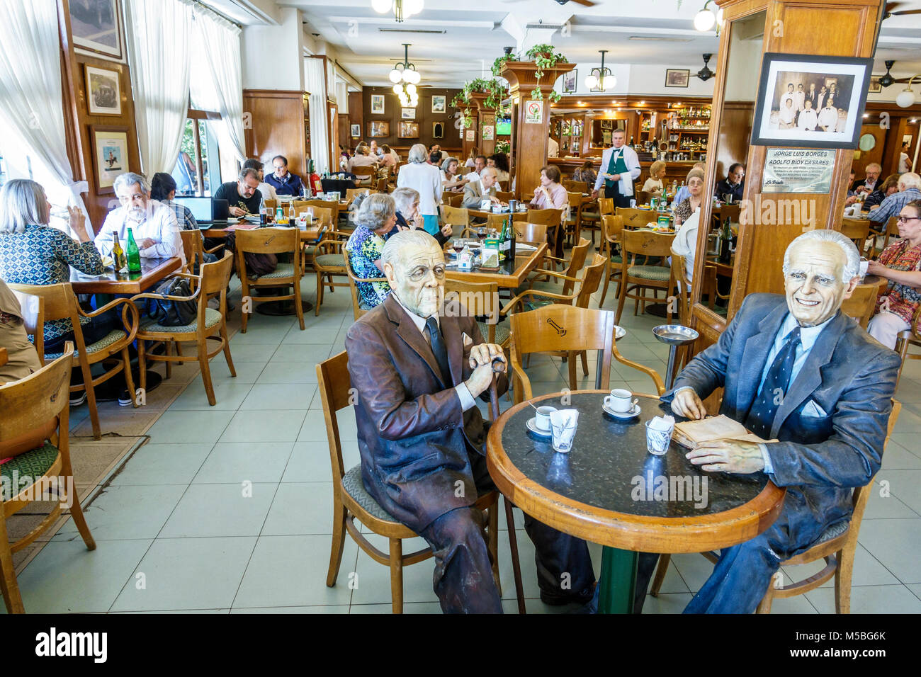 Buenos Aires Argentinien, Recoleta, La Biela Cafe, historisches Café, Restaurant Restaurants Essen Essen Essen Café Cafés, innen, Tische, Statuen, Prominente Gäste Stockfoto